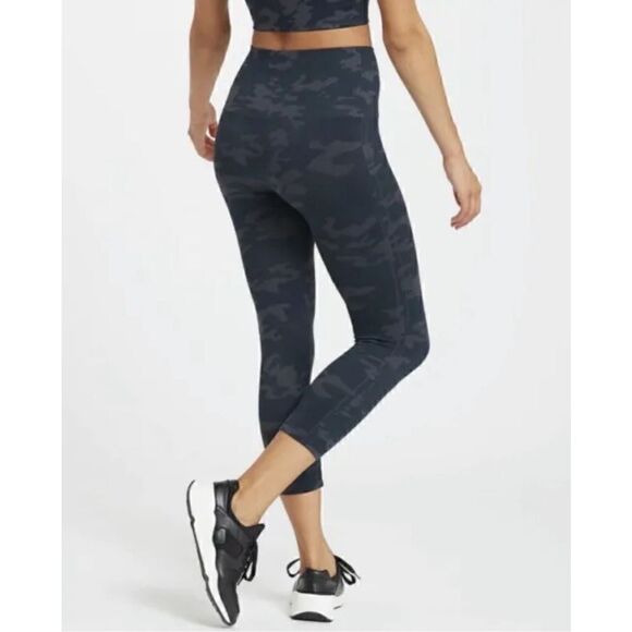 Spanx Look at Me Now Seamless Leggings Cropped
Black Camo size XS new - Picture 3 of 11